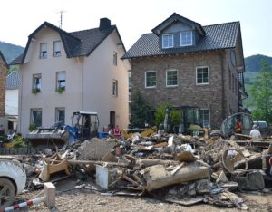 Müllberge vor Häusern in Dernau an der Ahr wenige Tage nach der Flut. - Foto: gik