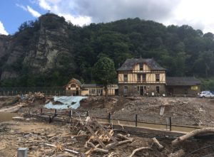 Trümmerwüste in Ahrbrück noch Tage nach der Flut. - Foto: gik