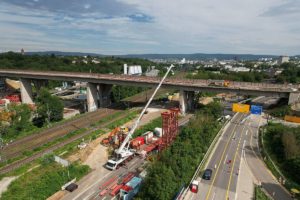 Die Salzbachtalbrücke der Autobahn A66 bei Wiesbaden ist seit Mitte Juni wegen Einbruchgefahr voll gesperrt. - Foto: Autobahn GmbH West