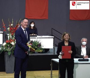 Oberbürgermeister Michael Ebling (SPD) zeichnete Katrin Eder mit dem Ehrenring der Stadt Mainz aus. - Screenshot: gik