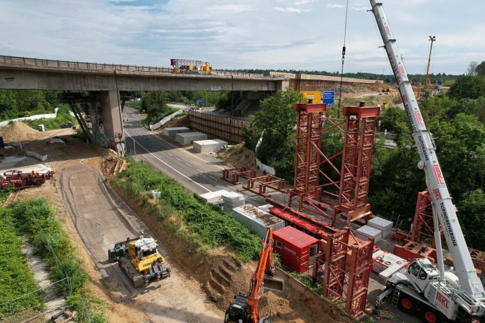 Gerüsttürme sollen kaputte Salzbachtalbrücke stabilisieren – Ferngesteuerter Tausendfüßler bringt Türme in Position