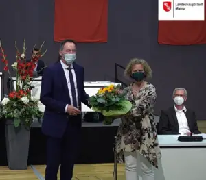 Gratulation an die frisch gewählte Dezernentin Janina Steinkrüger (Grüne) durch Oberbürgermeister Michael Ebling (SPD). - Foto: gik