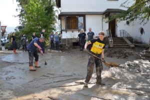 Freiwillige Helfer in Dernau an der Ahr: Kein Konzept, die sinnvoll einzubinden. - Foto: gik