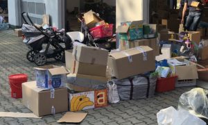 Tonnen an Hilfsgütern wurden binnen weniger Stunden bei der Feuerwehr Nieder-Olm abgegeben. - Foto: Mainz&