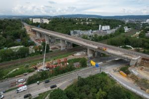 Die Salzbachtalbrücke sackte am 18. Juni ab und wurde dabei stark beschädigt, der südliche Teil mit dem Brückenfahrzeug ist einsturzgefährdet. - Foto: Autobahn GmbH