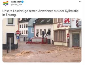 Im Trierer Stadtteil Ehrang mussten eingeschlossene Anwohner aus ihren Häusern gerettet werden. - Foto: Stadt Trier auf Twitter 