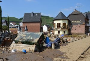 Schutt und Zerstörung am Weingut Schlosshof in Dernau. - Foto: gik