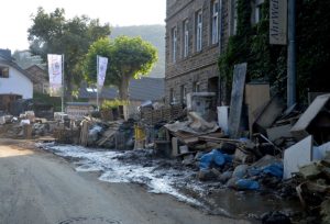 Berge von Trümmern füllen die Straßen im Ahrtal, von ihnen gehen nun konkrete Seuchengefahren aus. - Foto: gik