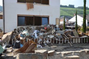 Trümmerberge vor einem Haus in Dernau, sechs Tage nach der Flut: Müll nicht korrekt sortiert... - Foto: gik