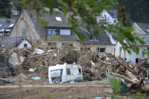Trümmerlandschaft in Kreuzberg an der mittleren Ahr, zwei Wochen nach der Flutkatastrophe. - Foto: gik