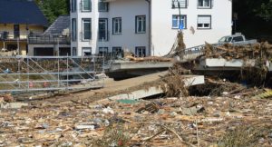 Zerstörte Brücke in Dernau über die Ahr. - Foto: gik