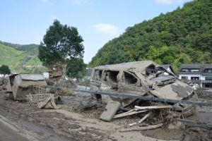 Schlammwüste mit zerstörten Autos auf dem Bahndamm in Dernau wenige Tage nach der Flut. - Foto: gik