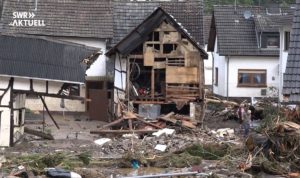 Zerstörtes Haus in Schuld im Ahrtal am Morgen des 15. Juli 2021. - Screenshot: gik via SWR