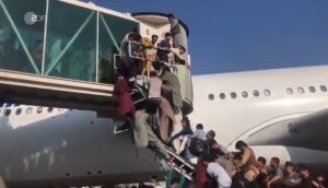 Afghanen versuchen, ein Flugzeug auf dem Flughafen Kabul zu stürmen. - Screenshot: gik