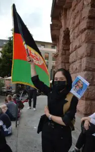 Eine junge Afghanin protestierte am Freitag vor dem Mainzer Staatstheater gegen die Machtübernahme der Taliban. - Foto: gik