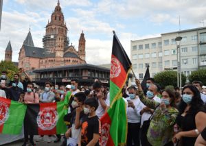 Hunderte protestierten am Freitag in Mainz gegen die Machtübernahme der Taliban in Afghanistan. - Foto: gik