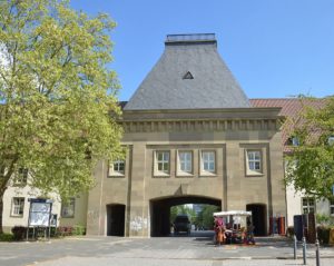 Eingang zur Mainzer Johannes-Gutenberg-Universität: Bald wieder mit Studis? - Foto: gik