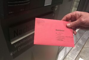 Einwurf eines Briefwahlbriefes am Mainzer Stadthaus bei der Landtagswahl 2021. - Foto: gik