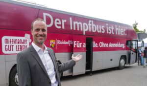 Gesundheitsminister Clemens Hoch (SPD) vor einem der Impfbusse des Landes. - Foto: RLP.de