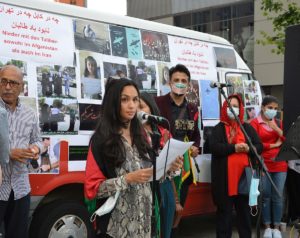 Junge afghanische Rednerin bei der Demonstration für Afghanistan am Freitag in Mainz. - Foto: gik