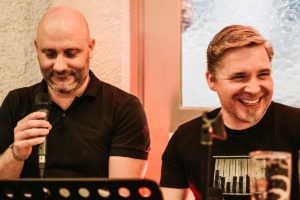 Martin Krawietz und Thomas Becker beim ersten "Karaoke Alarm" im April. - Foto: GCV