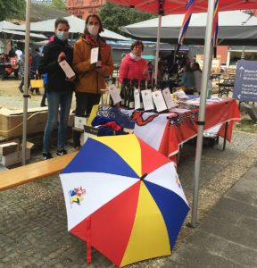 MCC-Sommerfest im Schlossbiergarten mit vierfarbbunten Regenschirmen und viel guter Laune. - Foto: gik