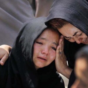 Eine Mutter mit ihrer Tochter im afghanischen Kabul in Angst. - Foto: Malteser/Asadi
