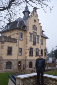 Stefan Spies vor dem Winzerschlösschen in Westhofen, aus dem der Unternehmer das "Gut Leben am Morstein" machte. - Foto: gik