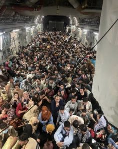 US Airforce Maschine mit 640 Flüchtlingen aus Afghanistan an Bord in Kabul. - Foto: via Twitter