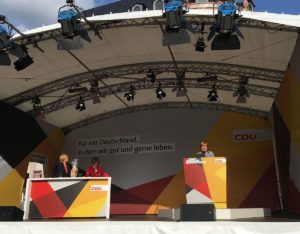 Wahlkampfveranstaltung der CDU bei der Bundestagswahl 2017 in Mainz mit Bundeskanzlerin Angela Merkel (rechts) und CDU-Direktkandidatin Ursula Groden-Kranich (Mitte). - Foto: gik