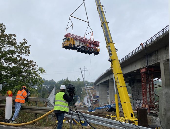 Happy End an der Salzbachtalbrücke: Spezial-LKW per Kran vor Sprengung gerettet und geborgen