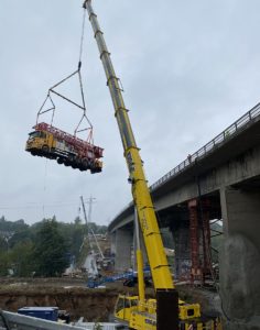 Schwebend sicher zu Boden: Bergung des Spezial-LKWs von der Salzbachtalbrücke. - Foto: Autobahn GmbH