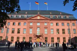 Das Deutschhaus in Mainz ist der Sitz des Landtags Rheinland-Pfalz, hier bei der Einweihung nach der Renovierung. - Foto: gik