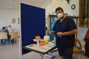 Impfung in der Pizzeria in Mainz-Drais: Notfallsanitäter Andreas Datz wartet auf Interessierte. - Foto: gik