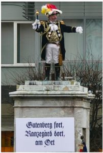 Typisch Gerster: Als das Denkmal von Johannes Gutenberg saniert werden musste, kaperte Gerster den Sockel in der Fastnachtskampagne. - Foto: Ranzengarde