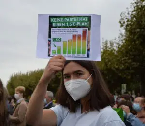 Klimaaktivistin bei der Kundgebung der Grünen und der Rede von Annalena Baerbock in Mainz. - Foto: gik