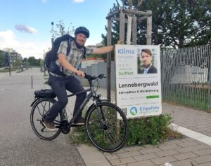 Sebastian Seiffert mit Fahrrad und Wahlplakat - der Professor ist Direktkandidat für die Bundestagswahl in Mainz. - Foto: Seiffert
