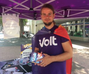 Nur mal kurz Europa und die Welt retten: VOLT-Direktkandidat Florian Köhler-Langes am Wahlkampfstand in Mainz. - Foto: gik