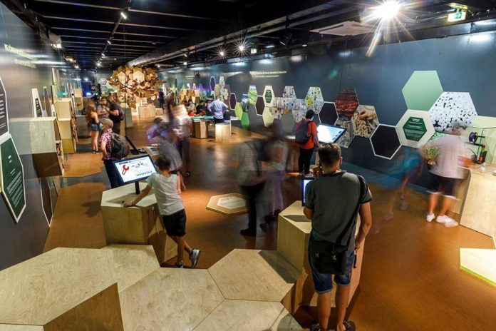 Ausstellungsschiff „MS Wissenschaft“ in Mainz: T-Shirts aus Holz und Möbel aus Popcorn