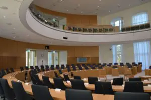 Der Untersuchungsausschuss tagte im Plenarsaal des neuen Landtagsgebäudes. - Foto: gik