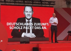 Das "merkeligste Sicherheitsgefühl": SPD-Kanzlerkandidat Olaf Scholz bei einem Auftritt in Worms. - Foto: gik