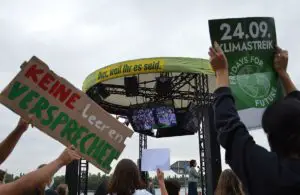 Klimaaktivisten von "Fridays for Future" protestieren bei Rede Baerbocks in Mainz. - Foto: gik