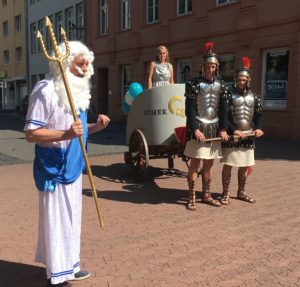 Der römische Meeresgott Neptun mit der unsichtbaren Römergarde der IRM in der Mainzer Innenstadt. - Foto: gik