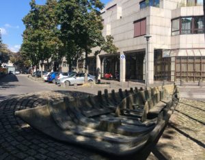 Fundort der Römerschiffe hinter dem Mainzer Hilton mit Skulptur von Reinhold Petermann. - Foto: gik