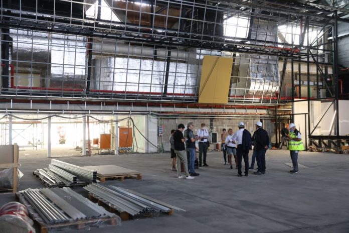 Mainzer Rheingoldhalle soll noch 2021 fertig werden: Goldfarbene Wandpanele und neue Freitreppe