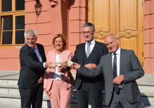 Schlüsselübergabe für das neue Deutschhaus mit Ministerpräsidentin Malu Dreyer (SPD) und Landtagspräsident Hendrik Hering (SPD), 2. von rechts). - Foto: gik