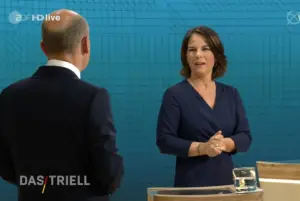 Rot-Grüner Flirt im Fernsehstudio: Olaf Scholz (SPD) und Annalena Baerbock (Grüne) beim Triell im ZDF. - Screenshot: gik