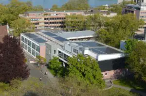 Solaranlage auf dem Dach der Anne Frank-Schule in Mainz. - Foto: gik
