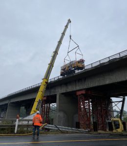 Vorsichtiges Anheben des Spezial-Lkws aus der Salzbachtalbrücke. - Foto: Autobahn GmbH