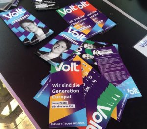 Wahlkampf-Flyer von VOLT: Ihre Farbe ist Lila. - Foto: gik